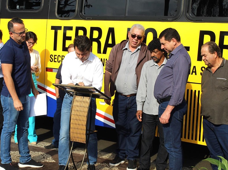 Solenidade de entrega de um ônibus para a Secretaria de Assistência Social com a presença do Deputado Estadual Alexandre Curi.